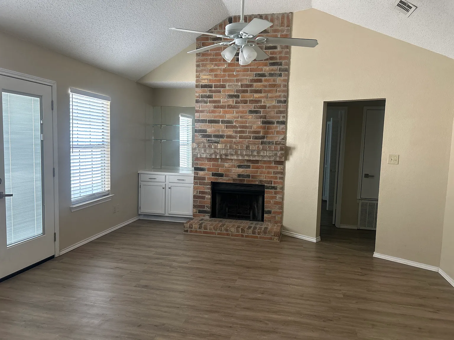3 bed, 1191 sqft, $2,100 — Photo 2