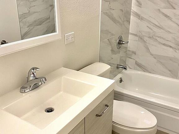 3rd image of 1415 N Pearl St #101