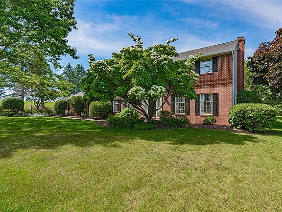2nd image of 2855 Meadow Ln N