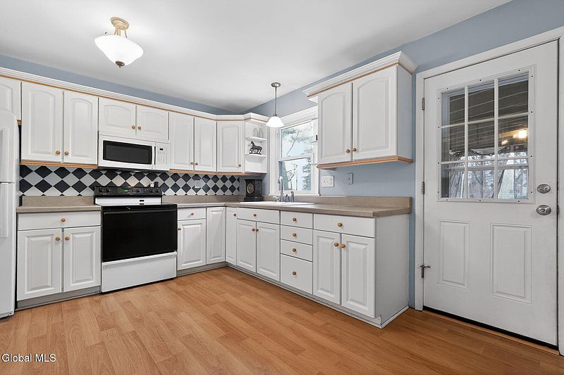 5th image of 2309 Spruce Drive