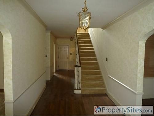 4th image of 216 Grace St