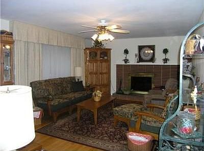 4th image of 1923 Oakridge Dr