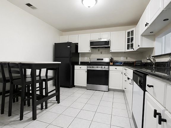 5th image of 8 Droyers Pointe Blvd #8