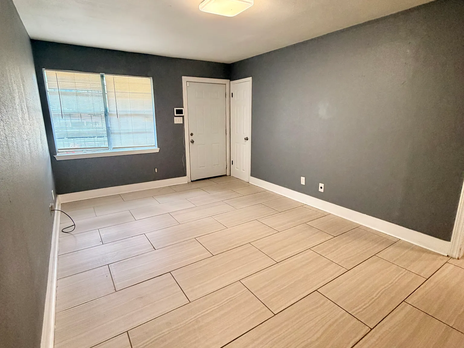 2423 Stonewall St — Photo 2