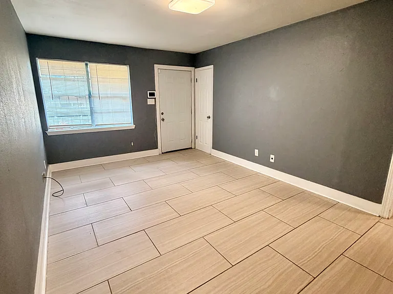 2423 Stonewall St — Photo 2