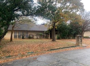 1002 Live Oak Ln, Arlington, TX 76012