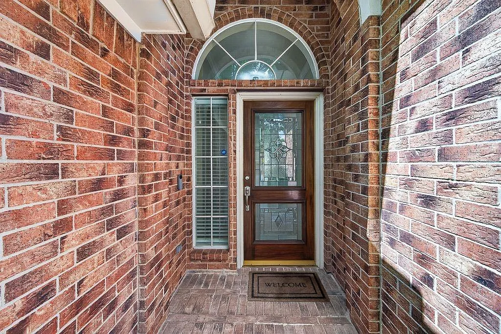 3 bed, 2.0 bath, 2332 sqft, $3,495 — Photo 2