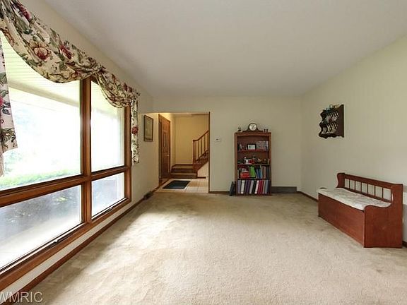3rd image of 6174 Meadowlark Dr NE