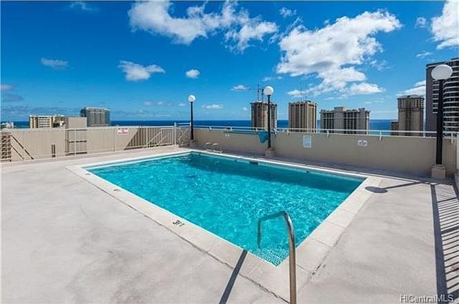 Turquoise pool to reflect the blue Hawai'i sky