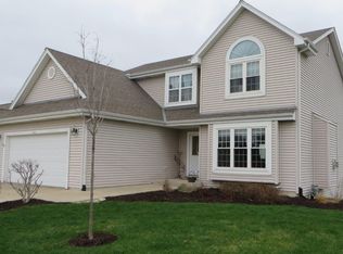 985 Hickory Creek Dr, Oconomowoc, WI 53066