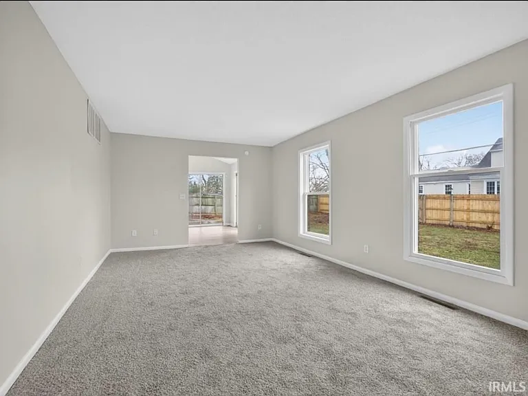 924 E Washington Center Rd — Photo 23