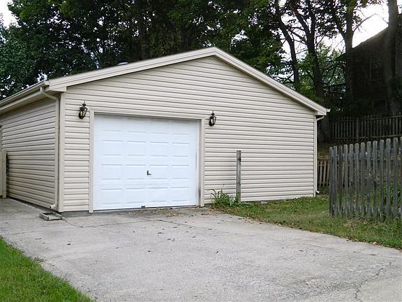 4th image of 485 Fox Harbour Dr