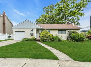 260 Cartwright Blvd, Massapequa Park, NY 11762