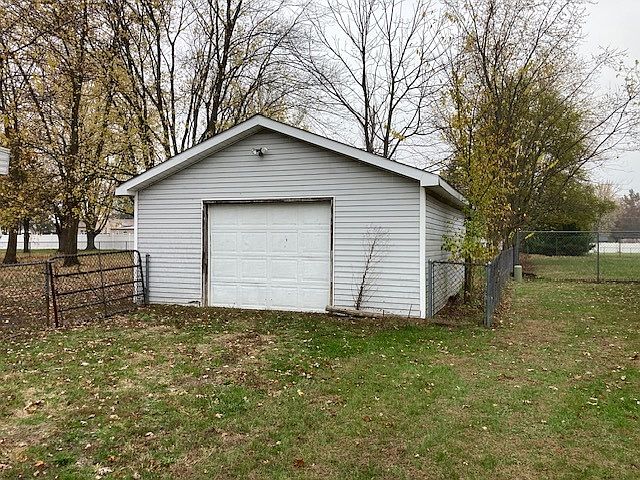 2nd image of 604 E Mary Ln