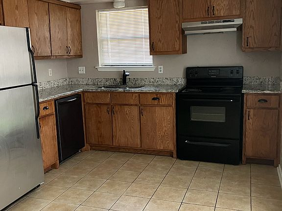 3rd image of 785 Beverly Dr