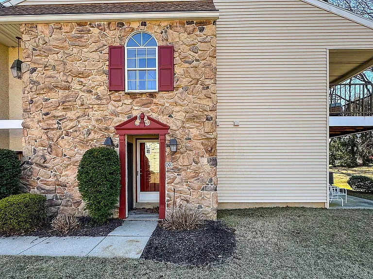 109 Valley Greene Cir — Photo 2