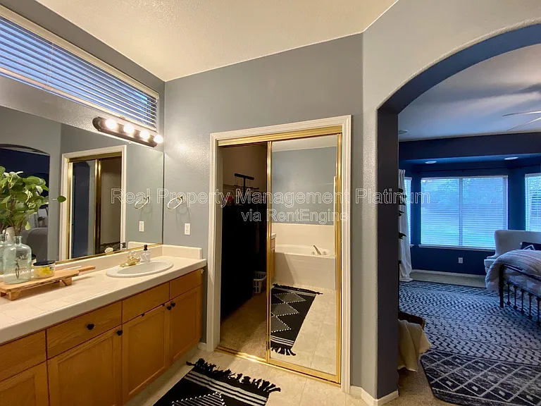 4872 N Crestmoor Ave — Photo 28