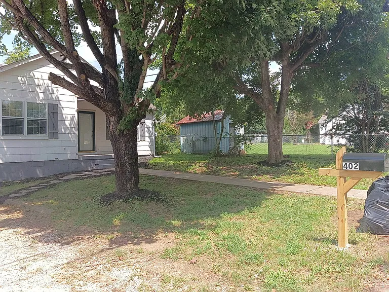 402 Green Acres Dr — Photo 10