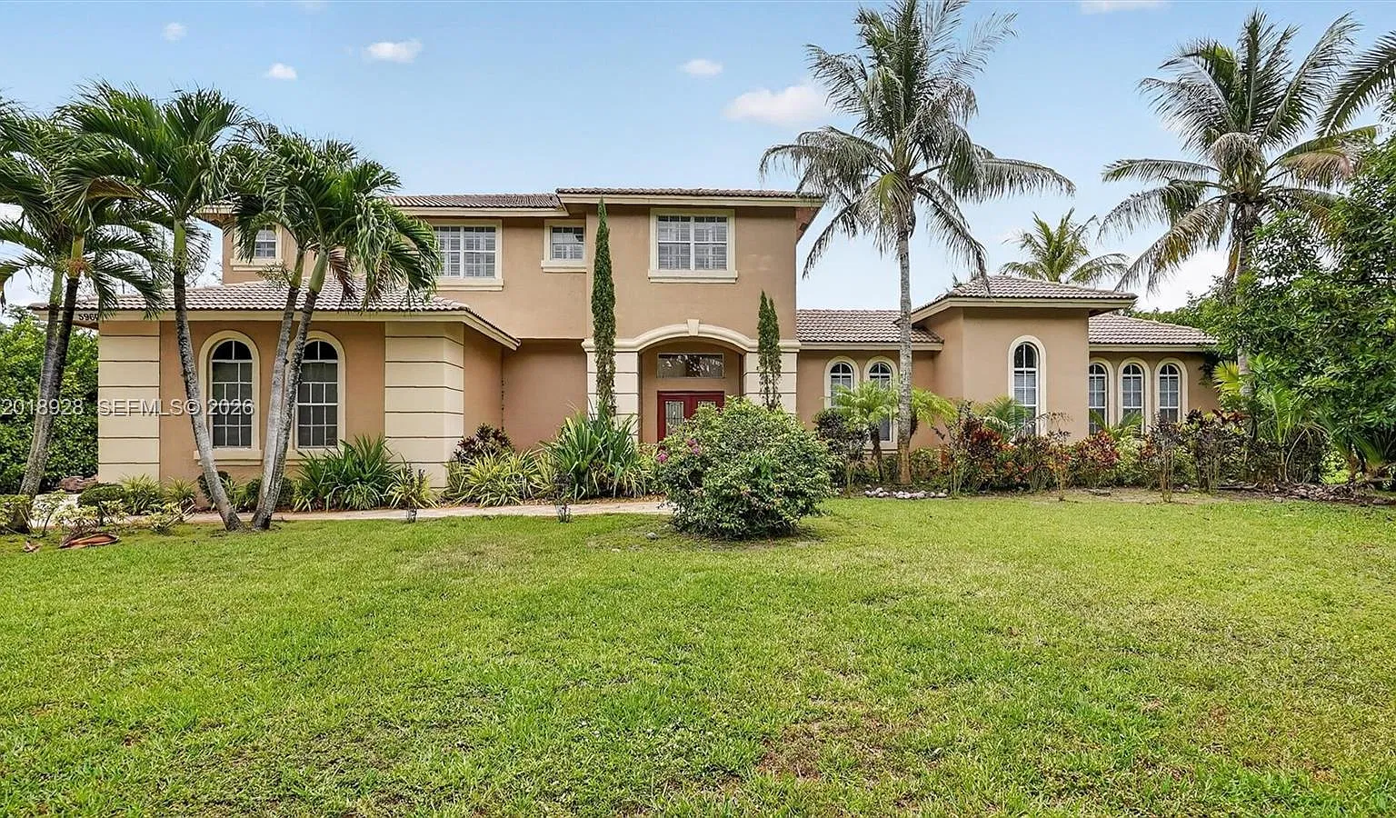 5 bed, 4.5 bath, 5500 sqft, $13,500 — Photo 2