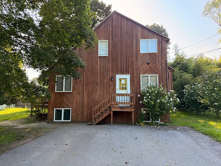 37 Isabelle Dr — Photo 2