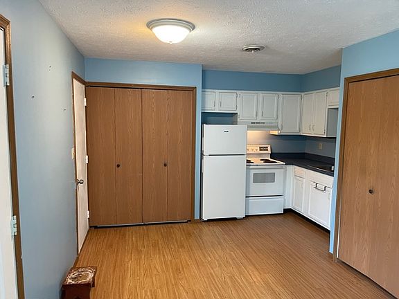 4th image of 132 Royal Crest Dr Unit F