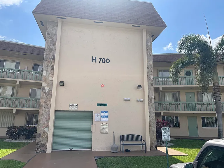 700 Village Green Ct #101 — Photo 2