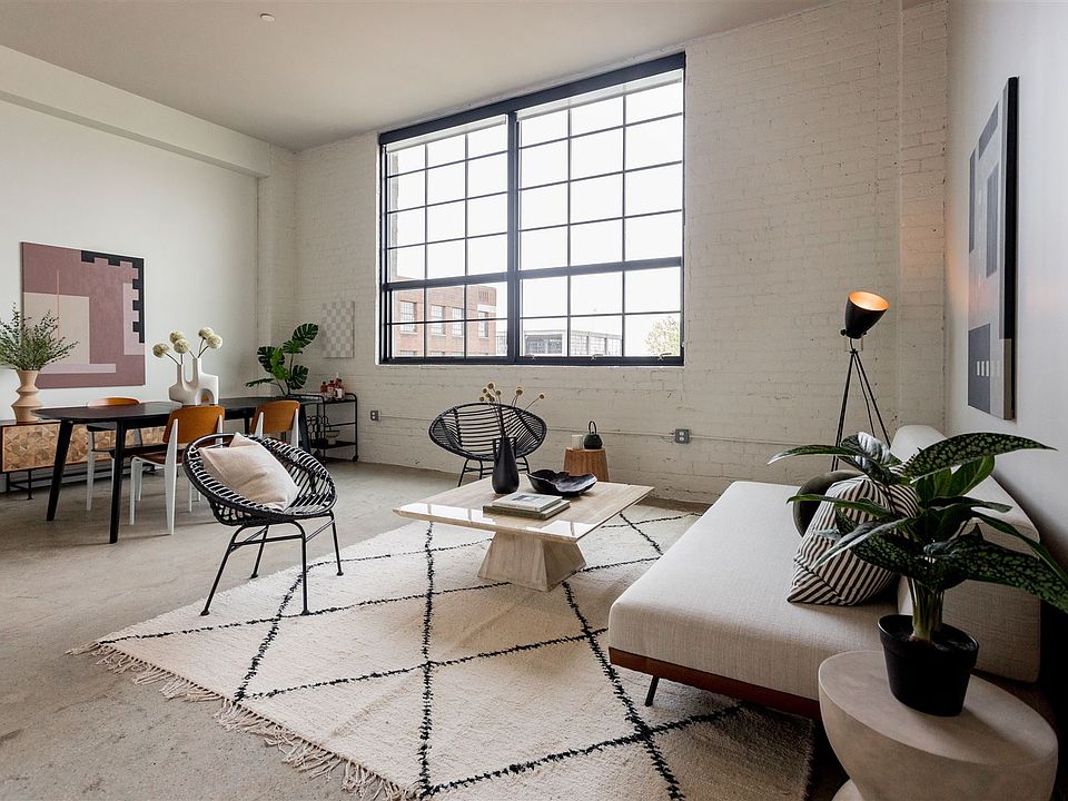 2857EGrandBlvd-101