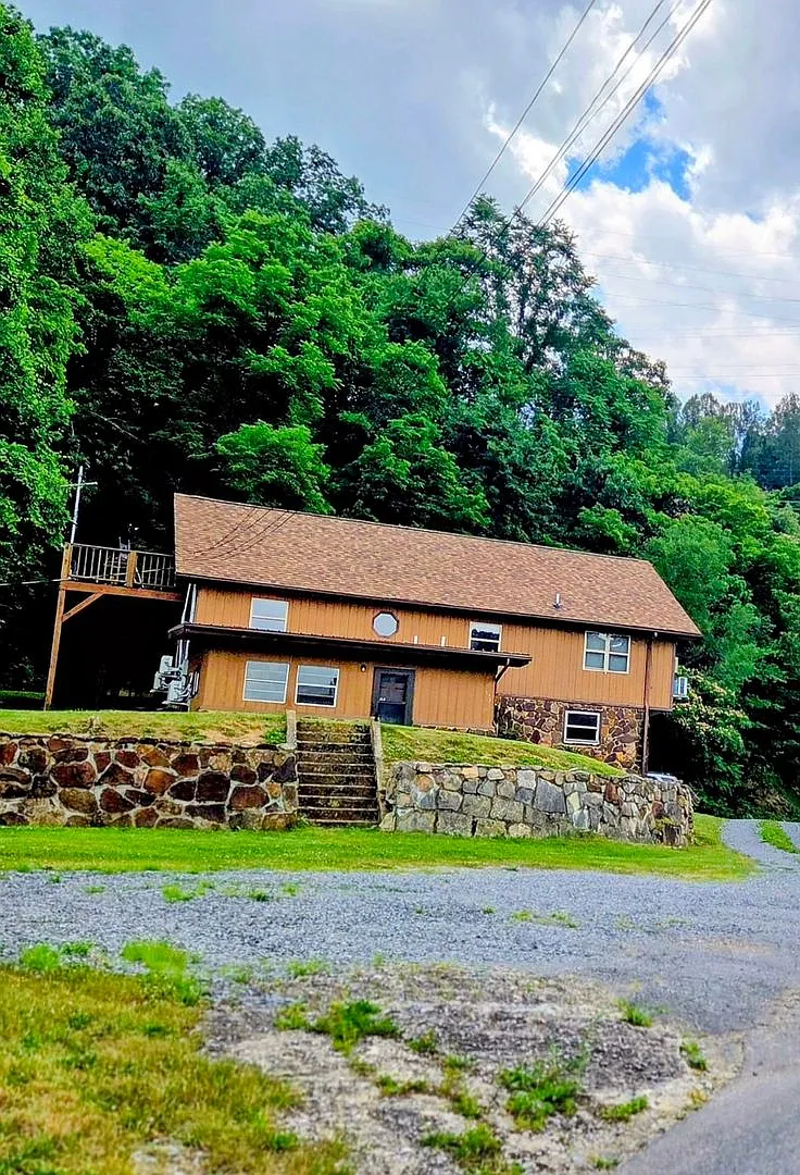 2 or 3 Bedroom / 1 Bath chalet style Mtn Retreat duplex — Photo 1