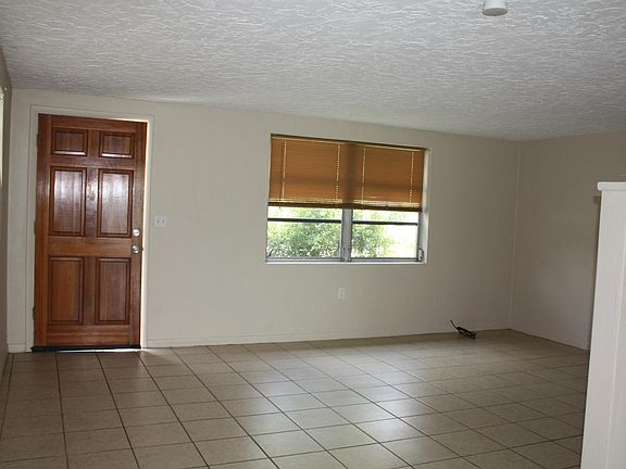 4th image of 105 S Barbour St