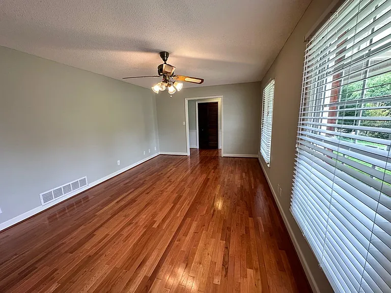 204 N Oak Grove Ext — Photo 5