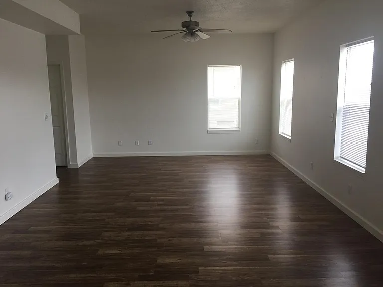 402 Par Ave — Photo 4
