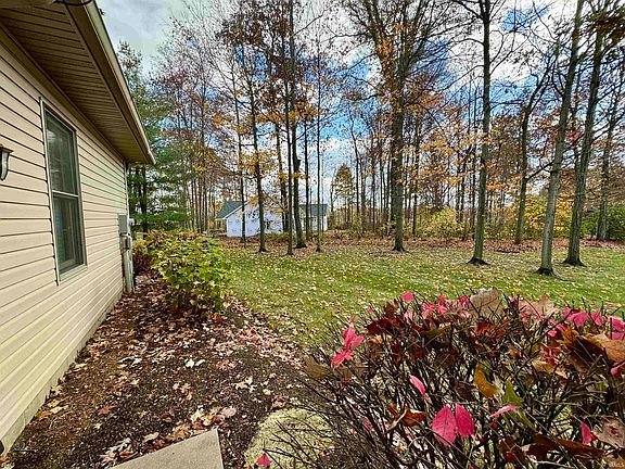 4th image of 219 Woodland Trl