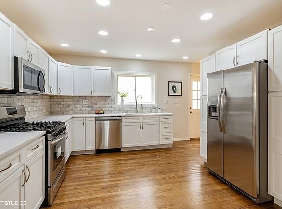 5th image of 4408 W Bryn Mawr Ave