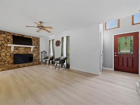 3rd image of 200 Huntcliff Ct