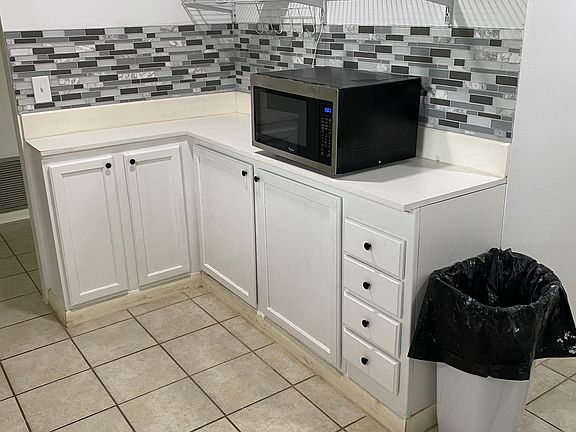 3rd image of 980 E Richland Ave
