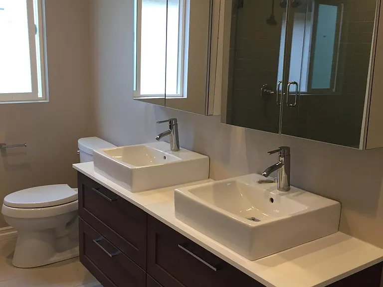 1st upstairs ensuite bathroom
