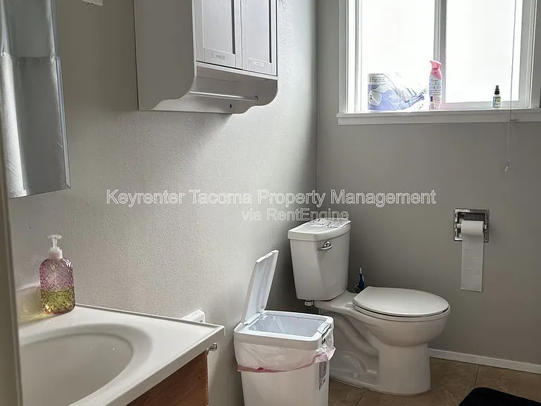 1302 E 40th St #5 — Photo 8