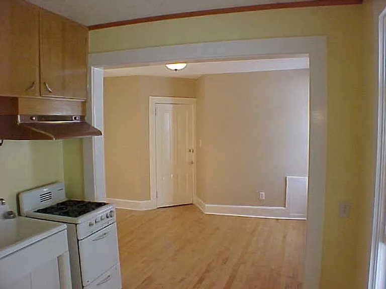 215 E Mifflin St — Photo 7