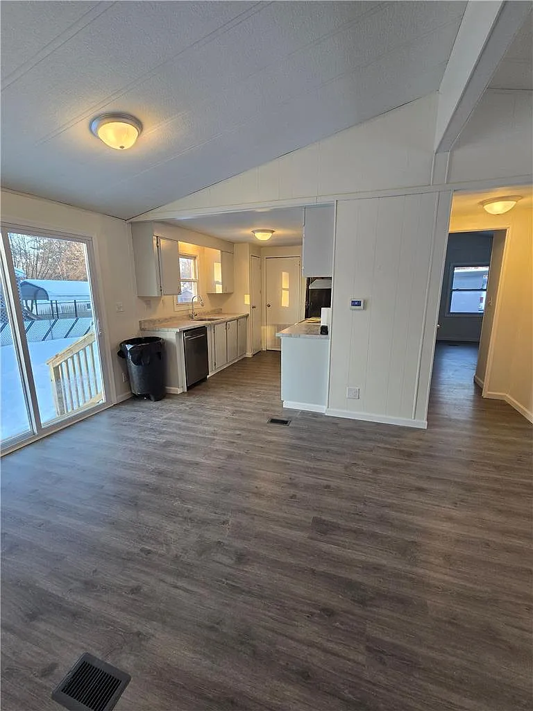 3 bed, 1.5 bath, 1152 sqft, $1,945 — Photo 4
