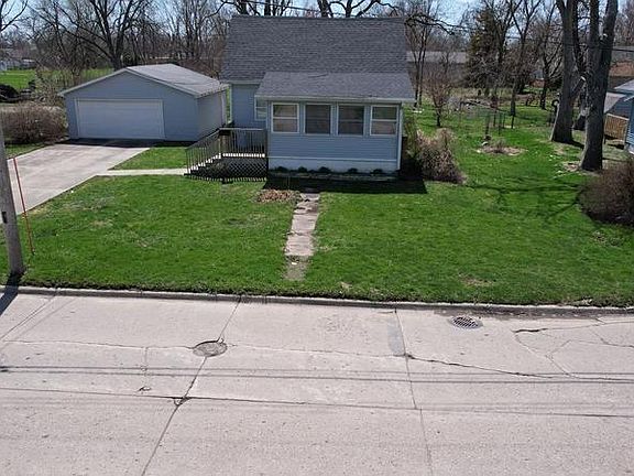 4th image of 817 N 8th Ave E