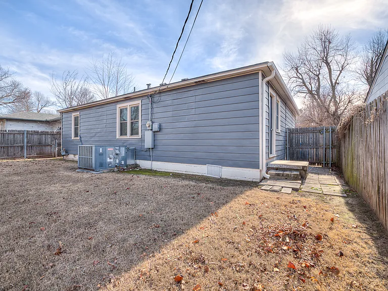 1111 W Comanche St — Photo 32