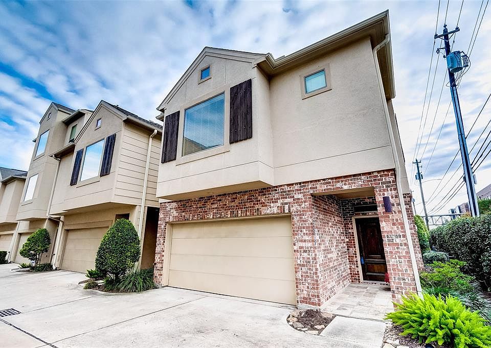 End unit with 2 bedroom/ 2 bath located in the Washington Corridor.