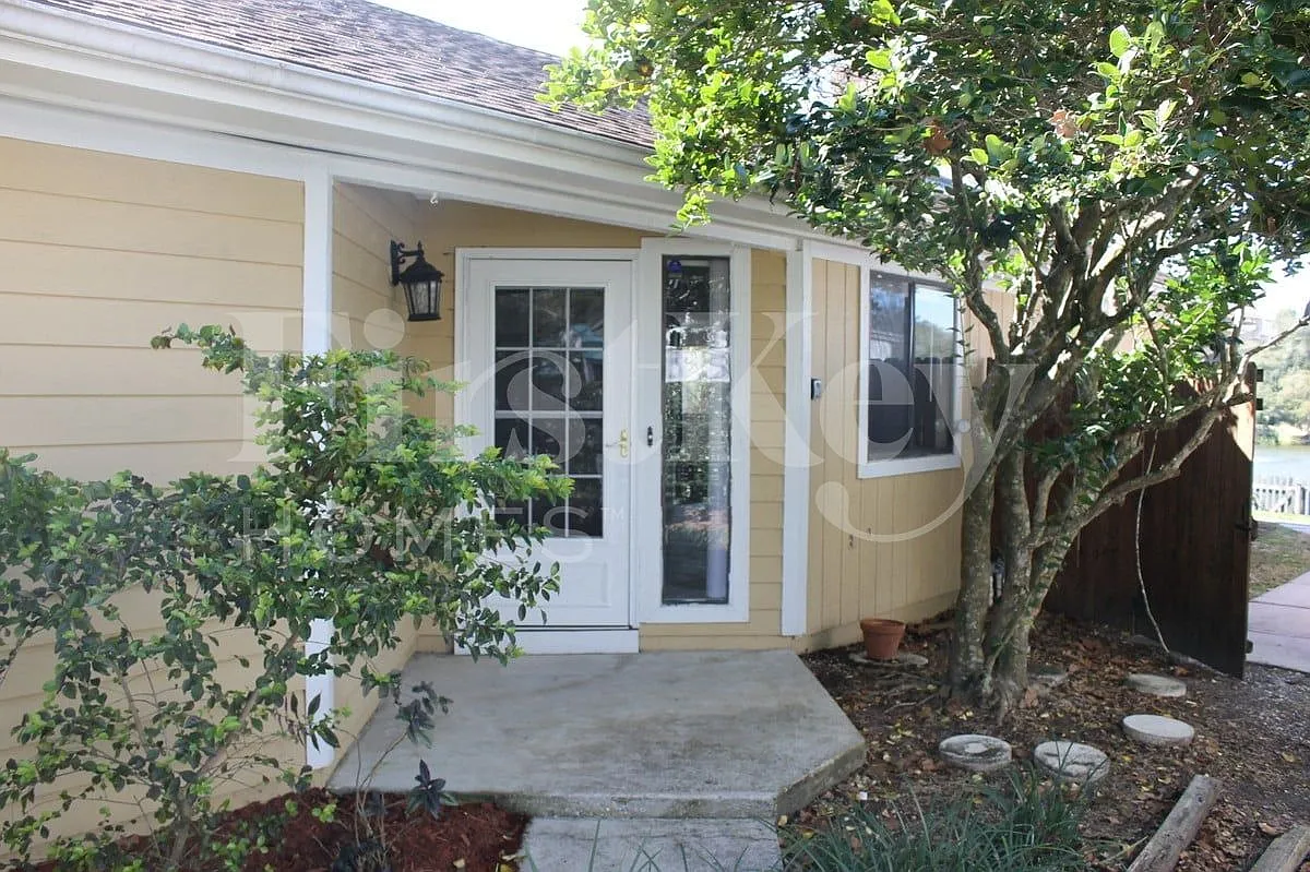3 bed, 2.0 bath, 1313 sqft, $2,450 — Photo 2