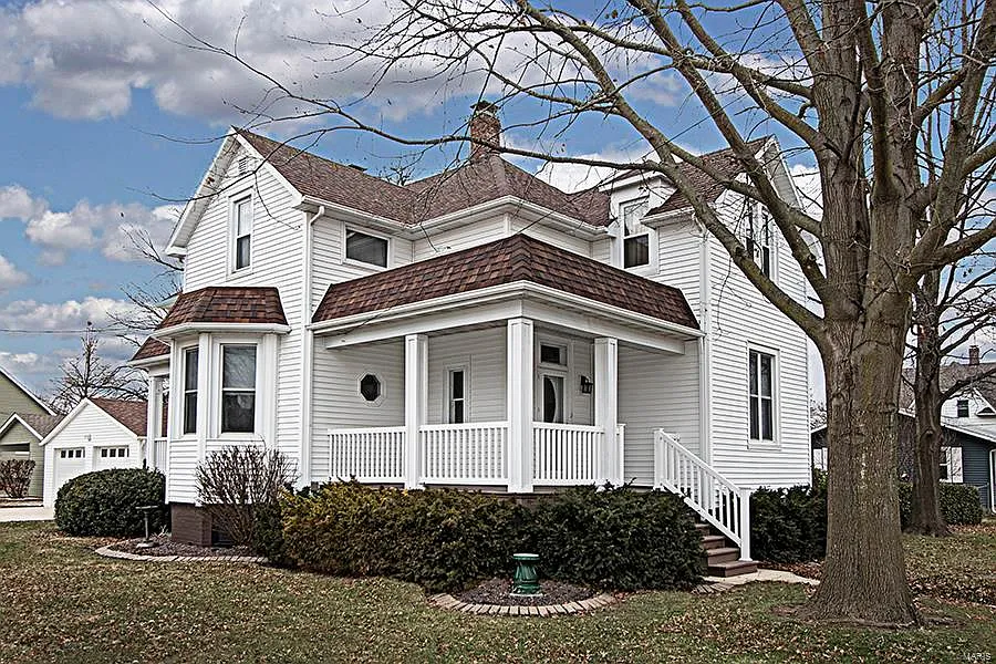 500 E Maple St photo 1