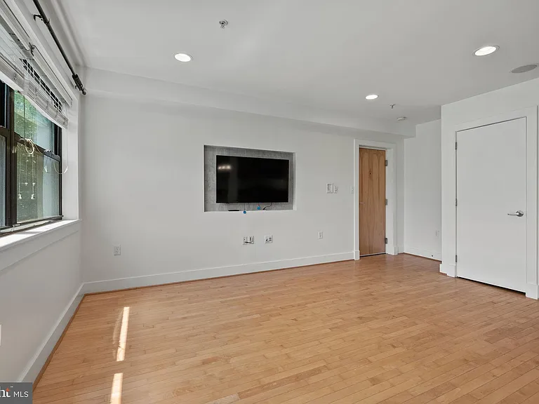 1524 Independence Ave SE #303 — Photo 9