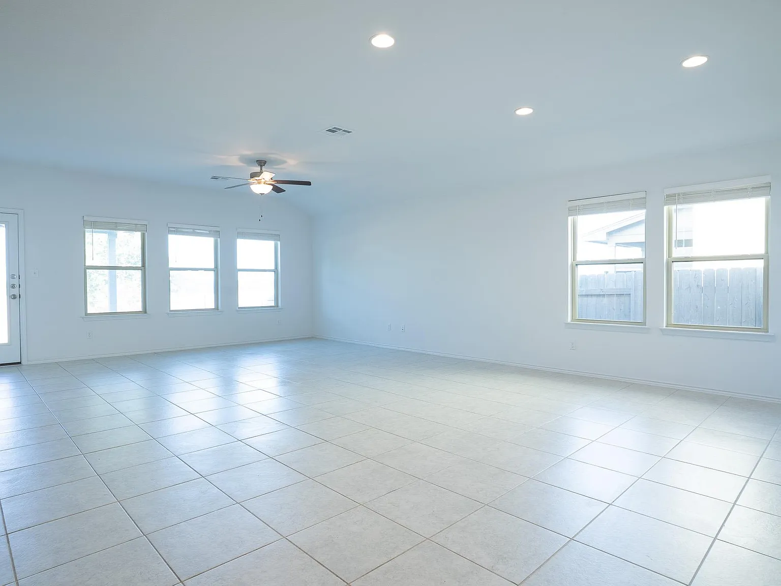 4 bed, 3.0 bath, 1972 sqft, $1,995 — Photo 4