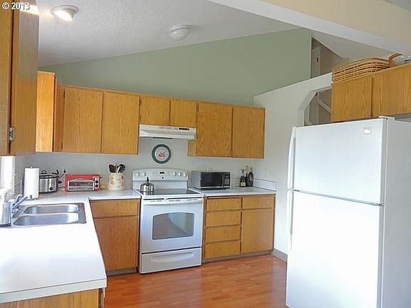 4th image of 314 NW Treglown Ct