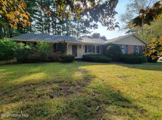 18 Moorwood Dr, Queensbury, NY 12804