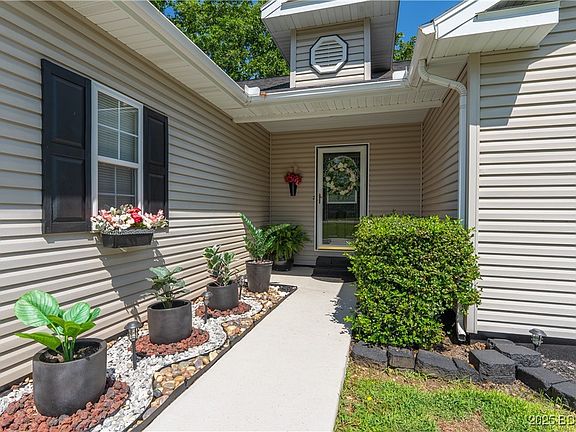 3rd image of 119 Camelot Dr