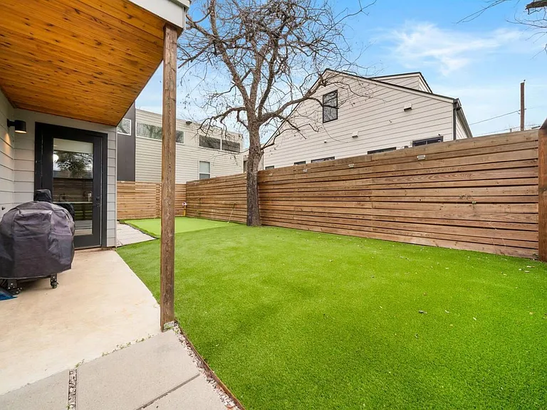 2311 E 8th St #2 — Photo 35